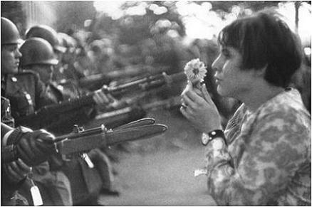 Washington, 21 de Octubre de 1967. Manifestación por la Paz en Vietnam. Jane Rose tenía 17 años en la fotografía que Marc Riboud hizo popular en todo el mundo. 